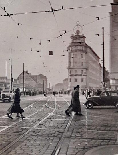 Stachus 1952: das Pinihaus mit Kopfsteinpflaster und einer Reihe von Behelfsbauten, wo heute der Mathäser steht.