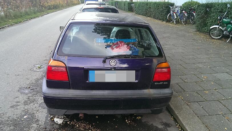 Parkplätze in dieser Straße sind rar.