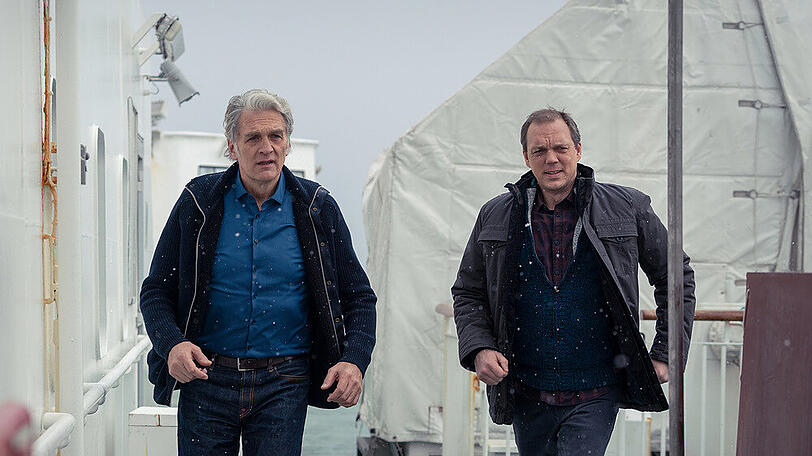 "Der Kommissar und das Meer: Auf dunkler See": Kommissar Robert Anders (Walter Sittler, l.) und sein Kollege Thomas (Andy Gätjen) fahnden auf der Fähre nach dem Mörder.