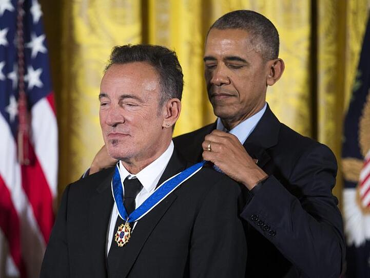 Barack Obama verlieh Bruce Springsteen 2016 die Freiheitsmedaille.