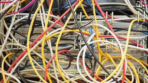 Kabel in einem Serverschrank. Foto: Peter Endig/ZB/dpa/Archivbild