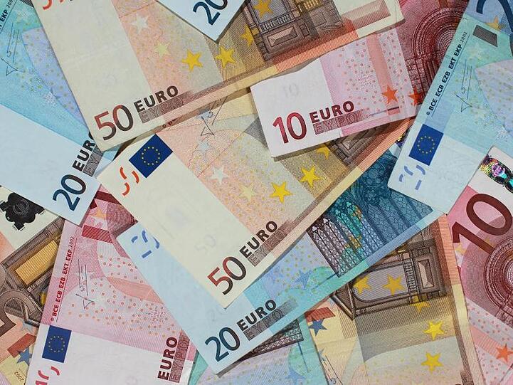 Verschiedene Banknoten liegen auf einem Haufen. Foto: Jens Wolf/Archivbild