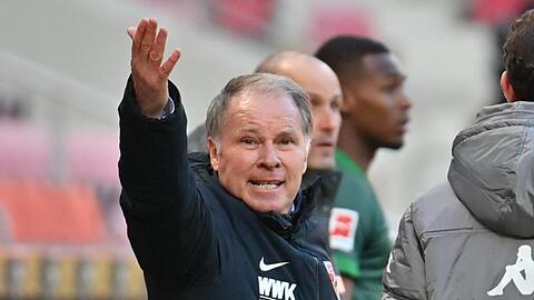 Augsburgs Sportdirektor Stefan Reuter an der Seitenlinie.
