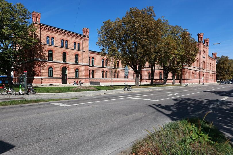 Blick in die Lothstraße auf den alten Teil der Hochschule München.