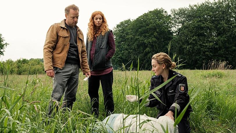 "Nord bei Nordwest: Kobold Nr. Vier": Hauke Jacobs (Hinnerk Schönemann, l.) und Jule Christiansen (Marleen Lohse, M.) am Tatort. "Nord bei Nordwest: Kobold Nr. Vier": Hauke Jacobs (Hinnerk Schönemann, l.) und Jule Christiansen (Marleen Lohse, M.) am Tatort.