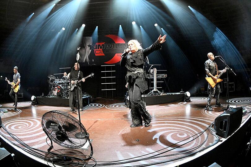 Kim Wilde mit ihrer Band im Circus Krone.