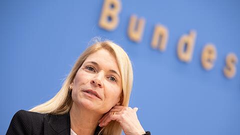 Will den Konzern vom Kopf auf die F&uuml;&szlig;e stellen: Die neue Bahnchefin Evelyn Palla. (Archivbild)