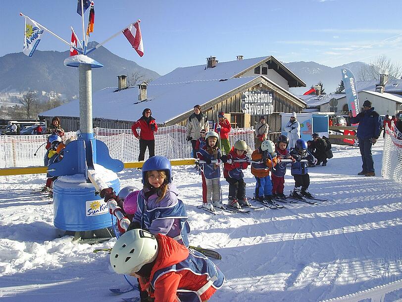 In der Saison &uuml;ben hier t&auml;glich rund 100 Kinder und Erwachsene das Skifahren.
