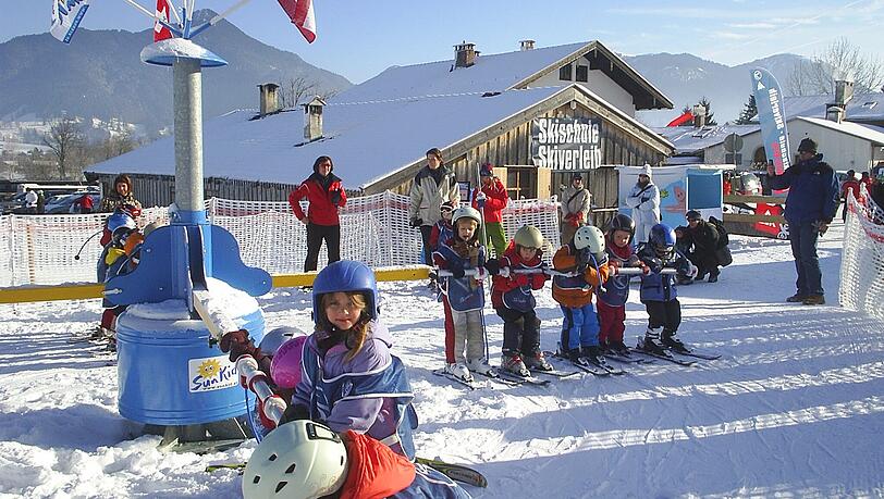 In der Saison &uuml;ben hier t&auml;glich rund 100 Kinder und Erwachsene das Skifahren.