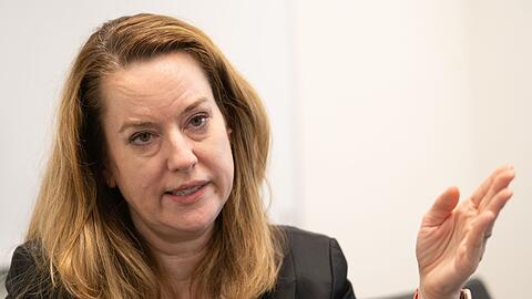 Amy Pope, Chefin der UN-Organisation f&uuml;r Migration, r&auml;t wegen des Iran-Kriegs zur Notfallplanung.