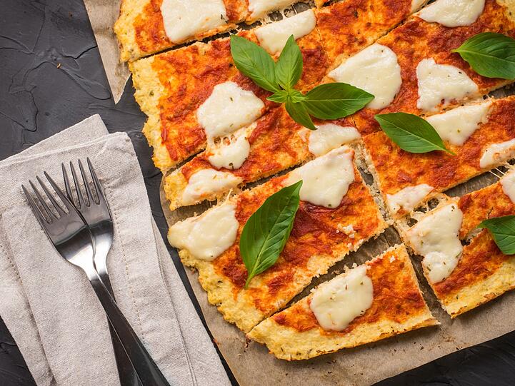 Diese Pizza klappt ganz ohne Hefe und Weizen und ist deshalb besonders bek&ouml;mmlich. Der Boden wird ganz aus Blumenkohl hergestellt und daf&uuml;r im Mixer zerkleinert, bis er in Konsistenz und Gr&ouml;&szlig;e an Grie&szlig; erinnert. Der daraus entstandene Mehl-Ersatz wird in der Pfanne einige Minuten angebraten oder in hei&szlig;em Wasser blanchiert.