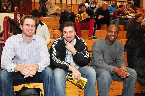 Strahlende Sieger: NBC-Trainer Derrick Taylor, Hauptsponsor Alexander Lolis und NBC-Sportdirektor  Johannes Kopkow (v.r.) nach dem Triumph in Breitengüßbach.
