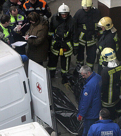Feuerwehrleute bergen die Opfer des Anschlags.