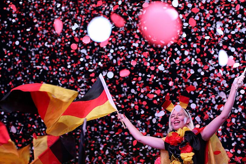 Partystimmung beim Public Viewing! Die deutschen Fans feiern auf den Fanmeilen mit ihren Stars aus Jogis Elf - hier gibts die besten Bilder vom Rekordsieg!