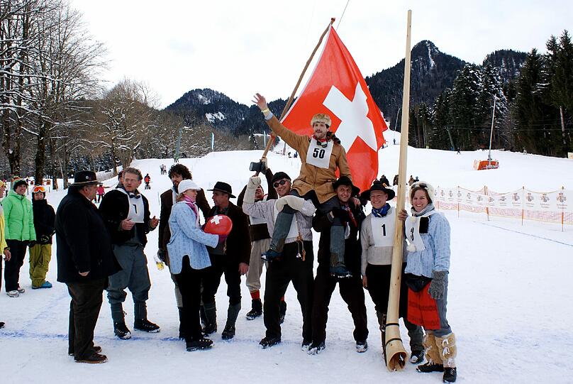 Mutige Fassdauben-Fahrer stürzen sich den Jaudenhang in Lenggries hinunter. Perfektes Bergwetter, gute Stimmung und Freibier machten die Veranstaltung zu einem gelungenen Event.
