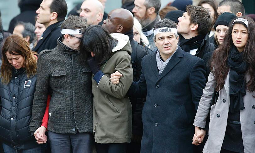 Tränen, Wut, grenzenlose Trauer: Angehörige und Freunde beim Solidaritätsmarsch gegen den Terror und im Gedenken an die 12 Opfer der Anschläge und Geiselnahmen in Paris. Die bewegenden Bilder...