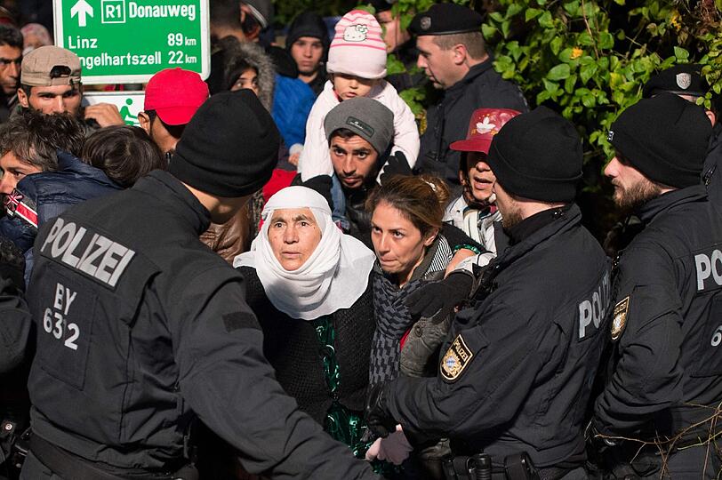 Der Zustrom von Flüchtlingen an der österreichisch-deutschen Grenze reißt nicht ab.
