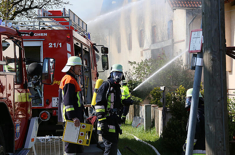 Großeinsatz der Feuerwehr am Donnerstagnachmittag: In Lafering brannte ein großes Stallgebäude komplett aus, der Sachschaden ist enorm. Die Bilder.