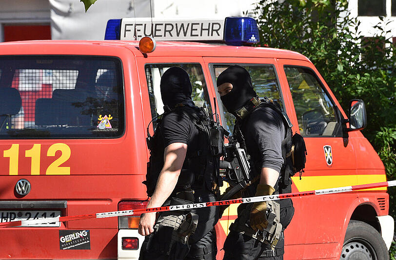 Einsatzkräfte der Polizei stehen in Viernheim (Hessen) vor dem Kino, in dem sich ein bewaffneter Mann verschanzt hatte. Die Bilder vom Einsatz.