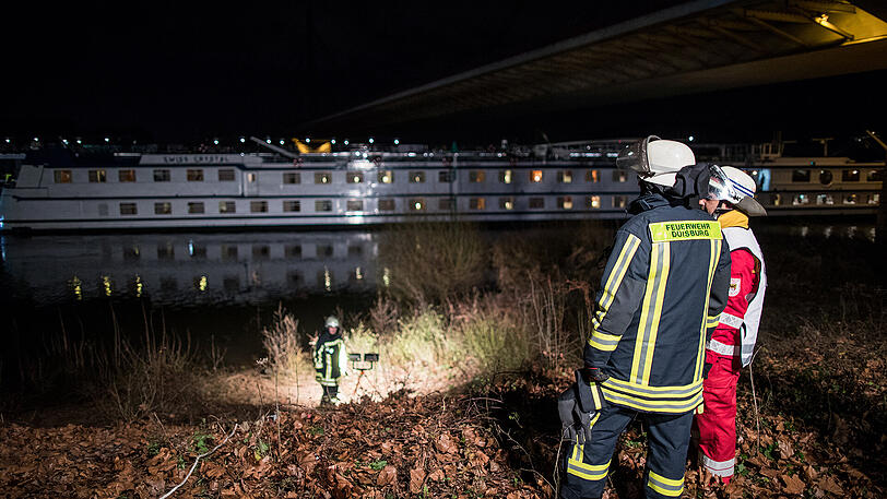 In Duisburg rammt ein Ausflugsschiff einen Brückenpfeiler. Die Bilder vom Bergungseinsatz