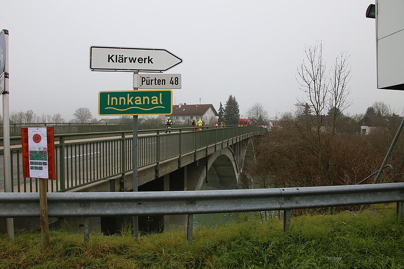 In Pürten bei Waldkraiburg wurde am Freitagmorgen ein Auto im Inn treibend gesichtet. Die Bilder vom Einsatz.