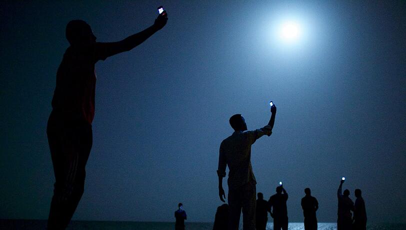 Der Gewinner 2014: Das Pressefoto des Jahres hat der US-amerikanische Fotograf John Stanmeyer gemacht. Es zeigt afrikanische Migranten am Strand von Dschibuti mit ihren Mobiltelefonen. Der Gewinner 2014: Das Pressefoto des Jahres hat der US-amerikanische Fotograf John Stanmeyer gemacht. Es zeigt afrikanische Migranten am Strand von Dschibuti mit ihren Mobiltelefonen.