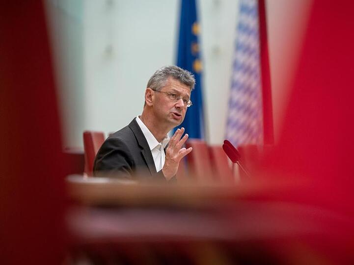 Michael Piazolo (Freie Wähler), Staatsminister für Unterricht und Kultus, nimmt an der Sitzung teil. Foto: Peter Kneffel/Archiv