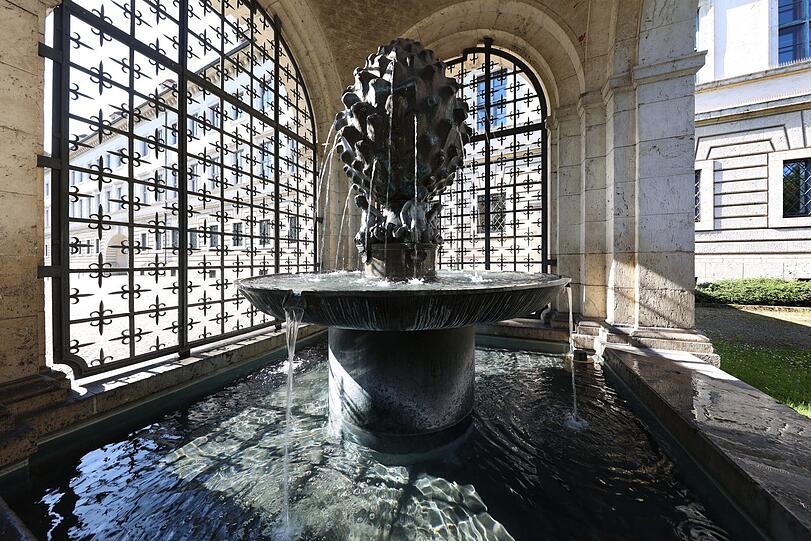 Am Wirtschaftsministerium findet sich dieser Zapfen-Brunnen.