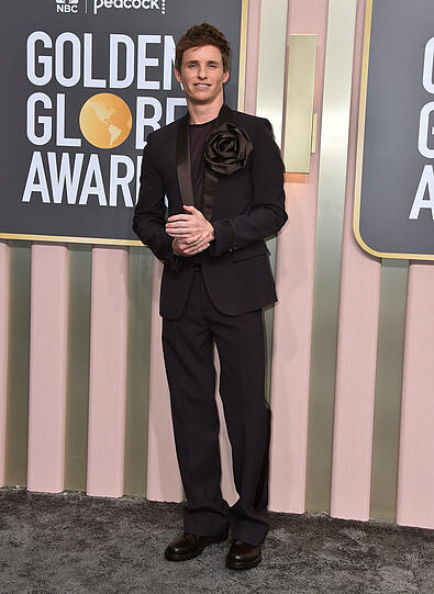 Eddie Redmayne hat offenbar keine größere Blume für seinen Anzug gefunden, was aber eher kitschig wirkt.
