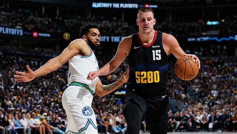Jokic (r) kam auf 34 Punkte, dennoch wirkten die Nuggets am Ende der Partie hilflos.