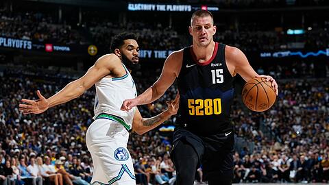 Jokic (r) kam auf 34 Punkte, dennoch wirkten die Nuggets am Ende der Partie hilflos.