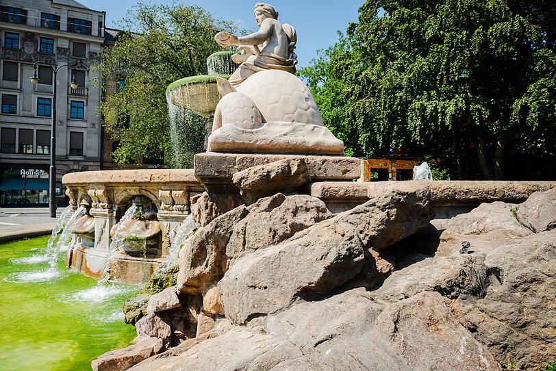 Hier am Wittelsbacher Brunnen hat sich seit einigen Jahren ein kleiner Pumuckl aus Bronze versteckt. Können Sie ihn entdecken? Hier am Wittelsbacher Brunnen hat sich seit einigen Jahren ein kleiner Pumuckl aus Bronze versteckt. Können Sie ihn entdecken?