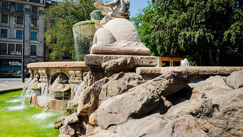 Hier am Wittelsbacher Brunnen hat sich seit einigen Jahren ein kleiner Pumuckl aus Bronze versteckt. Können Sie ihn entdecken? Hier am Wittelsbacher Brunnen hat sich seit einigen Jahren ein kleiner Pumuckl aus Bronze versteckt. Können Sie ihn entdecken?
