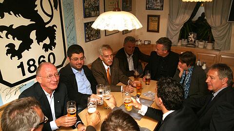 Von Links: Franz Maget, Hamada Iraki, Präsident Dieter Schneider mit Investor Hasan Ismaik und Siegfried Schneider.