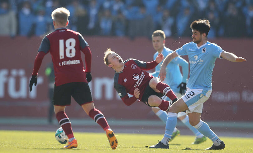 Aaron Berzel: Note 3.  Bei Standards vorne, bei Tempogegenstößen hinten - Berzel war auch in Nürnberg der bekannte Fußball-Arbeiter, der diesmal jedoch manchen Zweikampf verlor.