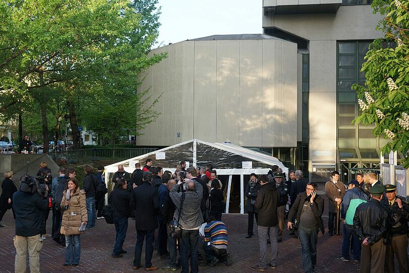 Erstmal Anstellen: Wartezelt für jene Prozessbeobachter, die keinen garantierten Platz ergattern konnten.