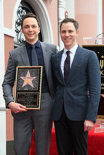 US-Star Jim Parsons (li.) aus "The Big Bang Theory" hat sich öffentlich geoutet. Seit 2007 ist er mit Todd Spiewak verheiratet.