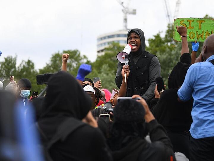 John Boyega spricht im Londoner Hyde Park zu den Demonstranten.