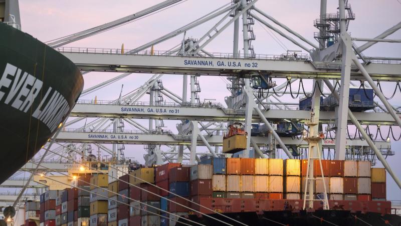 Container werden im Hafen von Savannah auf ein Schiff verladen. Nach dem Zoll-Rundumschlag von US-Präsident Trump brennt es in der Welthandelsorganisation (WTO) in Genf an allen Ecken und Enden. Container werden im Hafen von Savannah auf ein Schiff verladen. Nach dem Zoll-Rundumschlag von US-Präsident Trump brennt es in der Welthandelsorganisation (WTO) in Genf an allen Ecken und Enden.