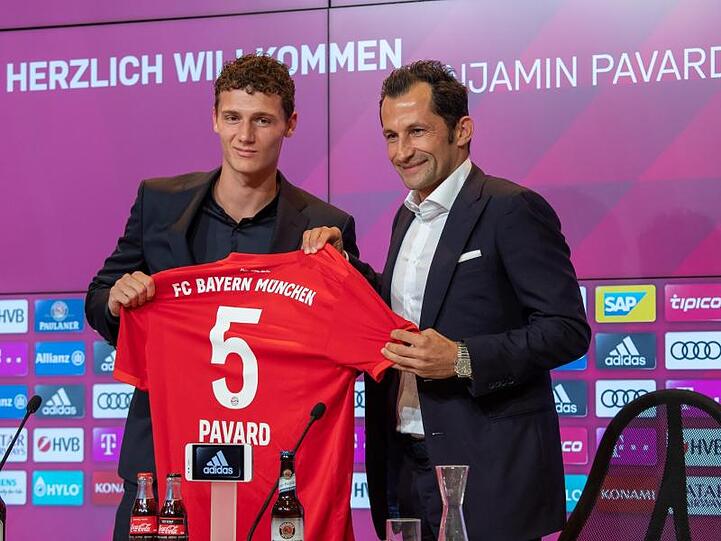Weltmeister Benjamin Pavard (l) wird von Bayern-Sportdirektor Hasan Salihamidzic begrüßt.
