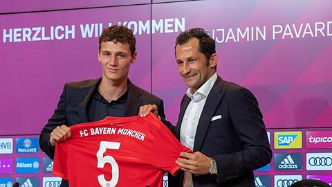 Weltmeister Benjamin Pavard (l) wird von Bayern-Sportdirektor Hasan Salihamidzic begrüßt.