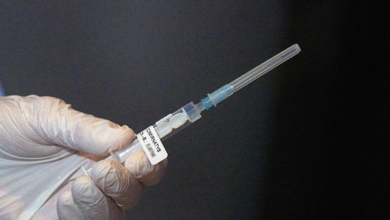 Eine Mitarbeiterin des Impfteams in Koblenz überprüft vor Beginn der Corona-Impfungen eine Spritze mit dem Impfstoff gegen Covid-19.