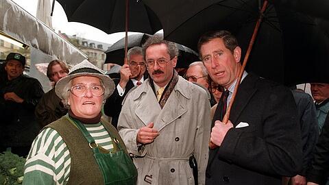 Zu Besuch auf dem Viktualienmarkt: eine Marktfrau, der damalige OB Christian Ude und Charles III., damals noch Prinz (v.l.).