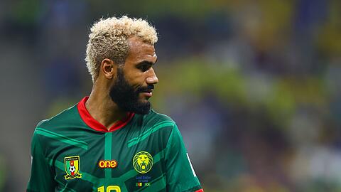 Kameruns Eric Maxim Choupo-Moting steht auf dem Spielfeld.