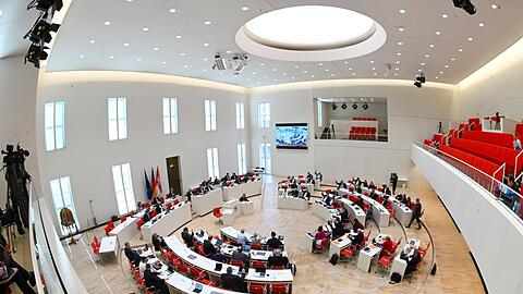 Der Brandenburger Landtag hat über zwei teils umstrittene Medienstaatsverträge entschieden.