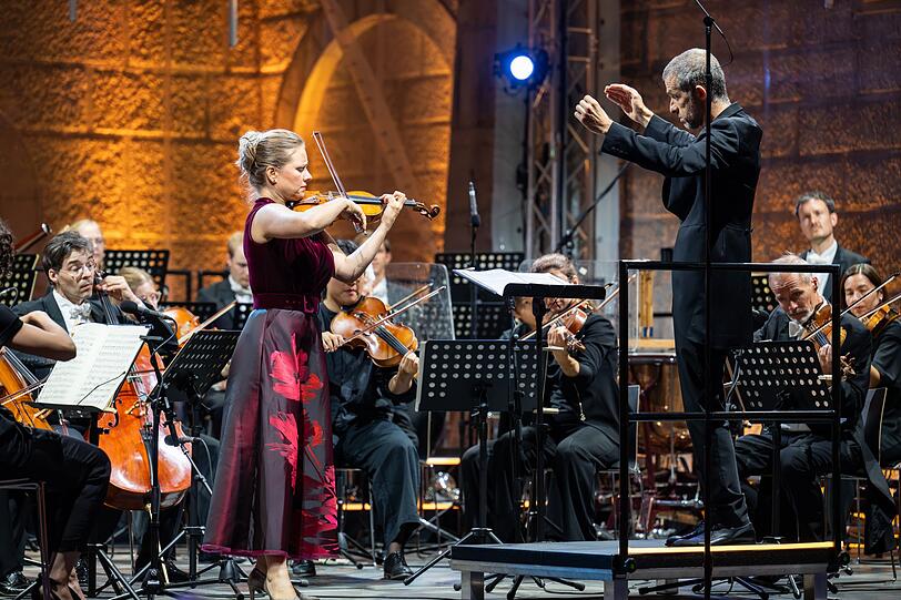 Die Deutsche Kammerphilharmonie Bremen unter der musikalischen Leitung von Omer Meir Wellber und Star-Geigerin Julia Fischer er&ouml;ffneten im Sommer mit Tschaikowskys Violinkonzert D-Dur die Konzerte auf Schloss Neuschwanstein.