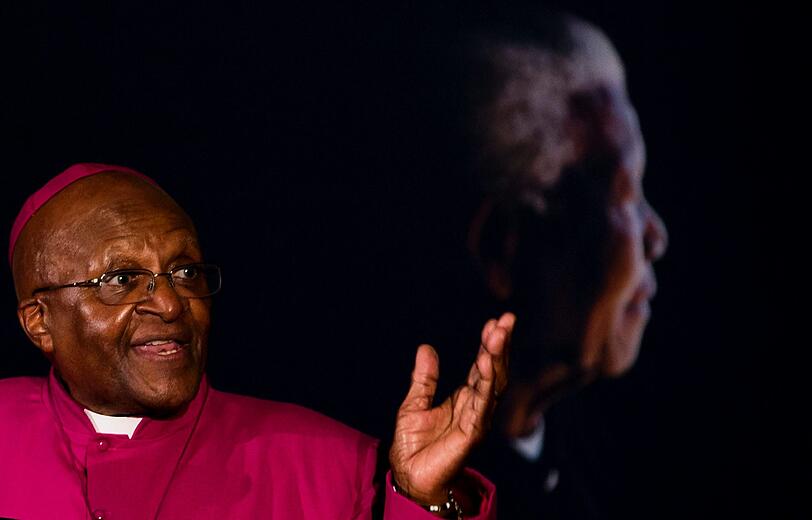Südafrika verabschiedet sich von Nelson Mandela. Um 14 Uhr MEZ beginnt die gigantische Trauerfeier, die auf 90 Leinwände im Land übertragen wird. So langsam füllen sich die Plätze im Land. Hier die Bilder...