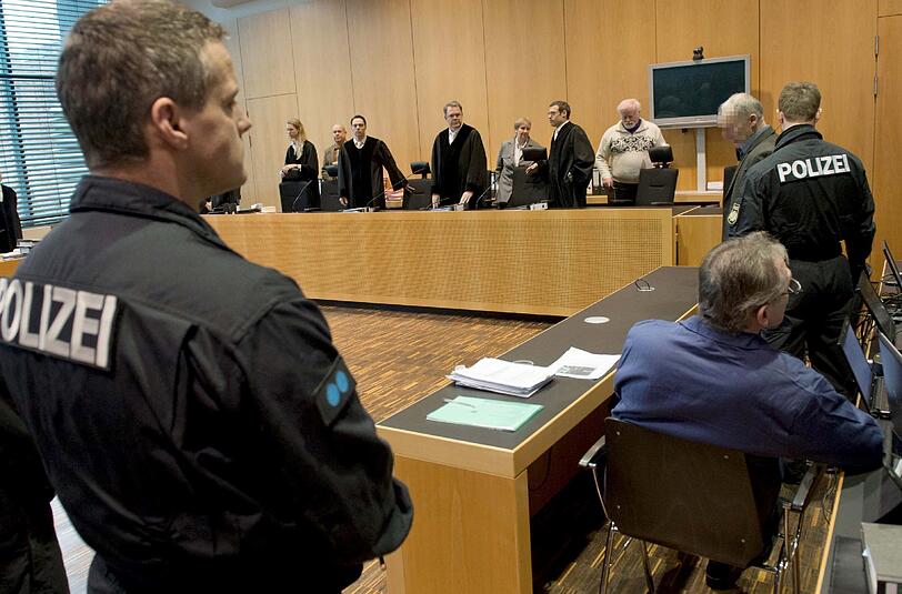 Die beiden Angeklagten vor Gericht. Einer der Brüder ist verurteilt. Der Prozess gegen den anderen wurde wegen einer Parkinson-Erkrankung abgetrennt und wird später fortgeführt.