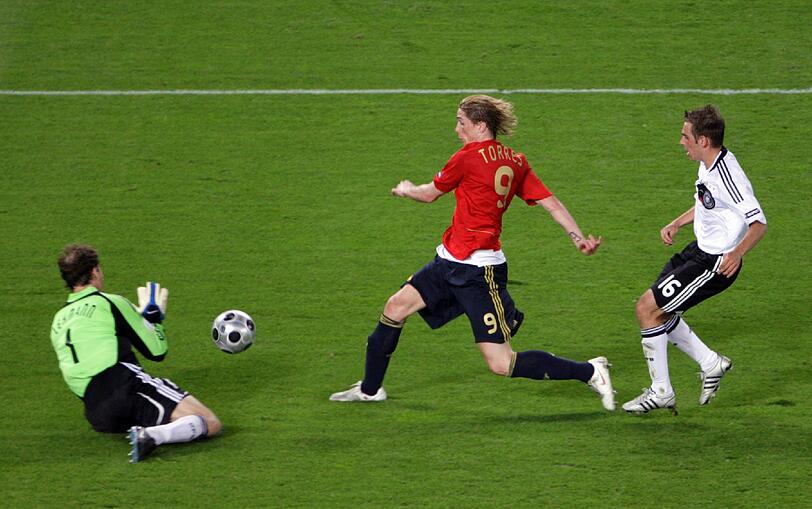 Doch auch 2008 sollte es nicht zum ganz großen Coup reichen. Im Finale gegen Spanien reichte ein einziger Treffer von Stürmer Fernando Torres und das Ende des Titeltraums war für Lahm und Co. besiegelt.