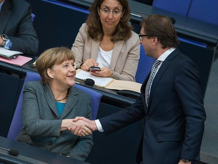 Handshake zwischen Bundeskanzlerin Angela Merkel und Verkehrsminister Alexander Dobrindt.